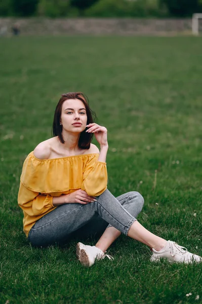 Vertikales Fotomädchen Gelber Bluse Sitzt Auf Dem Grünen Gras Sommerspaßkonzept — Stockfoto