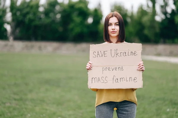 Protestas Civiles Contra Guerra Ucrania Chica Fondo Naturaleza Una Chica —  Fotos de Stock