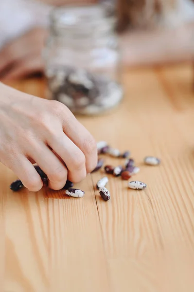 Close Verticale Foto Van Een Hand Plukken Bonen Verschillende Soorten — Stockfoto