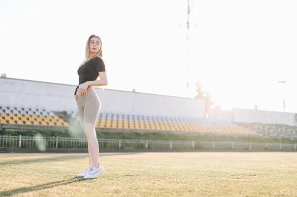 Κορίτσι Στο Sportswear Στέκεται Στο Στάδιο Πλήρη Ανάπτυξη Στο Ηλιοβασίλεμα — Φωτογραφία Αρχείου