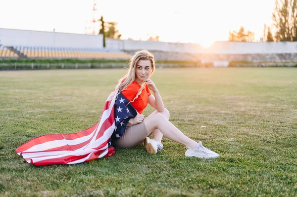 Menina Com Uma Bandeira Americana Sunset Jovem Com Bandeira Senta — Fotografia de Stock