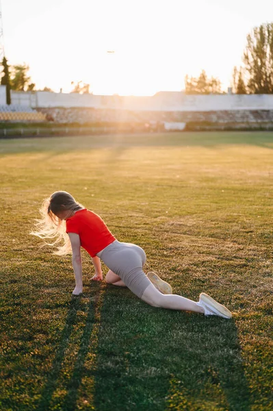 Mulher Atlética Sportswear Exercício Livre Noite Fazendo Yoga Contra Sol — Fotografia de Stock