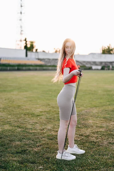 Slim Happy Girl Jumping Lope Vertikální Foto Červené Tváře Tréninku — Stock fotografie