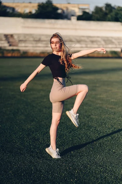 Menina Atlética Passos Para Frente Joelhos Alto Exercícios Fitness Natureza — Fotografia de Stock