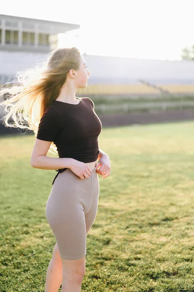 Student Stands Stadium Looks Away Dívka Připravena Hrát Sport Svislá — Stock fotografie