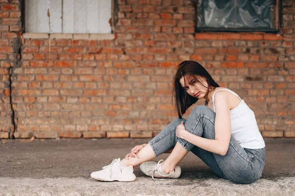 Einsames Mädchen Mit Traurigem Gesicht Sitzt Auf Dem Boden Und — Stockfoto