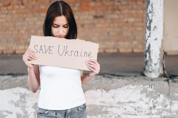 Chica Camiseta Con Cartón Las Manos Salvar Ucrania Llama Gente —  Fotos de Stock