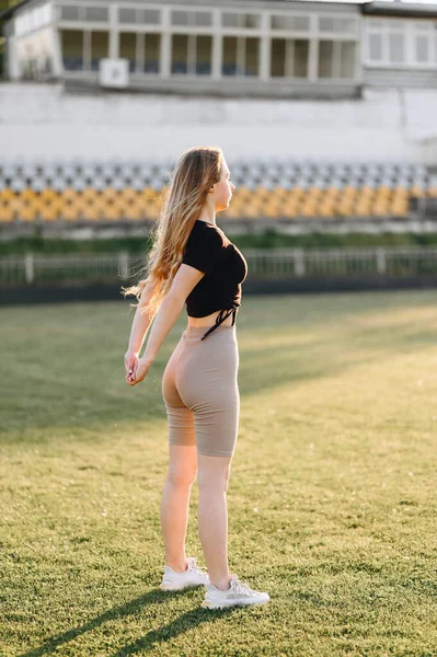 Vertical Photo Young Girl Stands Sideways Green Grass 안에서 스트레칭하는걸본 — 스톡 사진