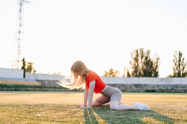 Dívka Sportovním Oblečení Protahuje Paprscích Slunce Při Západu Slunce Štíhlá — Stock fotografie