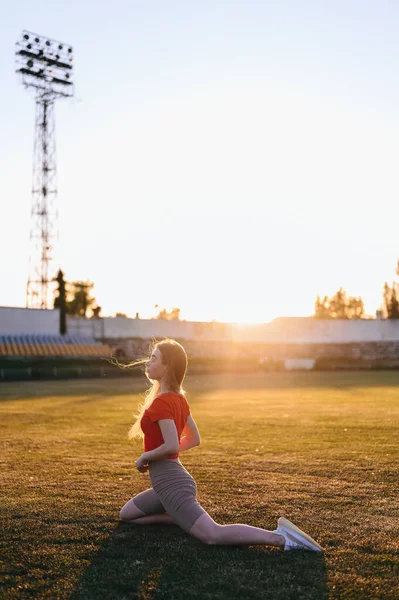 Vertical Portrait Girl Sportswear Doing Stretching Sun Sunset Looking Camera — Fotografia de Stock