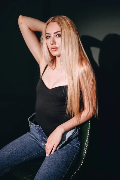 Blond Med Långt Hår Svart Topp Och Jeans Posing Studio — Stockfoto