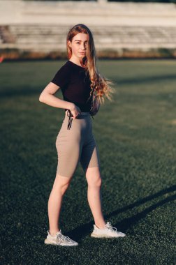 Stadyumdaki Sun 'dan gelen şaşı kız. Spor Giyim 'de Genç Kadın. Yaşam Tarzı Sağlıklı Yaşam Tarzı