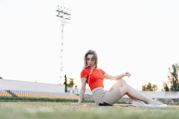 Girl Rises Grass Red Top Inglês Treino Cordas Athletic Long — Fotografia de Stock