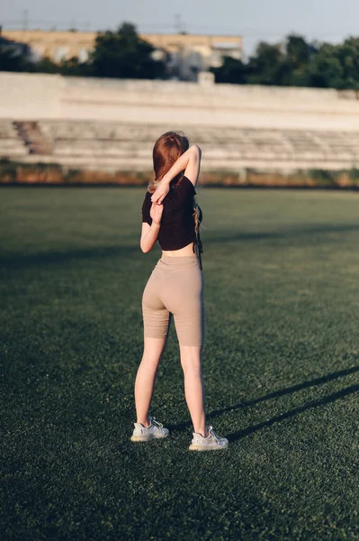 Atletik Kız Ellerini Arkasından Kalede Tutuyor Sırt Için Jimnastik Egzersizi — Stok fotoğraf