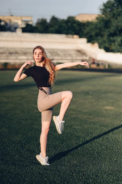 Estilo Vida Desportivo Uma Rapariga Fato Desportivo Faz Exercício Levante — Fotografia de Stock