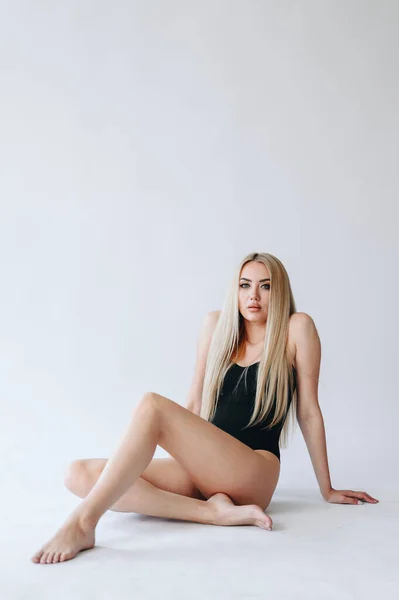 Vertikales Porträt Einer Blonden Frau Mit Langen Haaren Mädchen Sitzt — Stockfoto