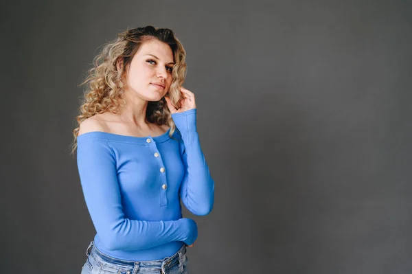 Mujer Joven Chaqueta Azul Está Sosteniendo Mechón Pelo Chica Con — Foto de Stock