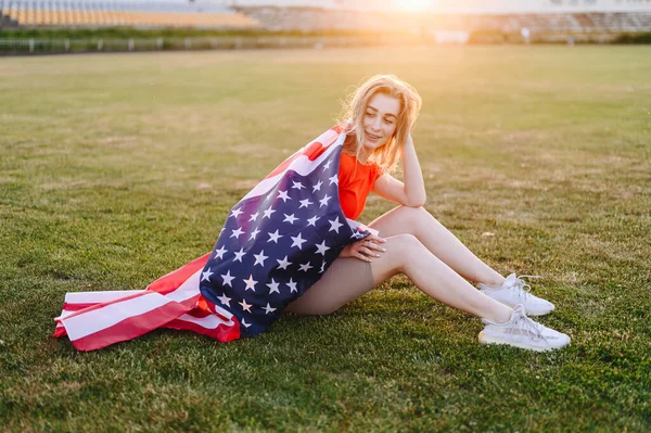 Las Chicas Con Bandera Americana Sus Hombros Están Sentadas Hierba — Foto de Stock