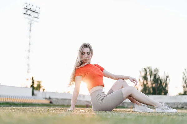 Conceito Desportivo Young Woman Red Top Sits Stadium Sunset Time — Fotografia de Stock