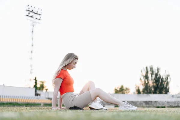 Conceito Desportivo Young Woman Red Top Sits Grass Inglês Stadium — Fotografia de Stock