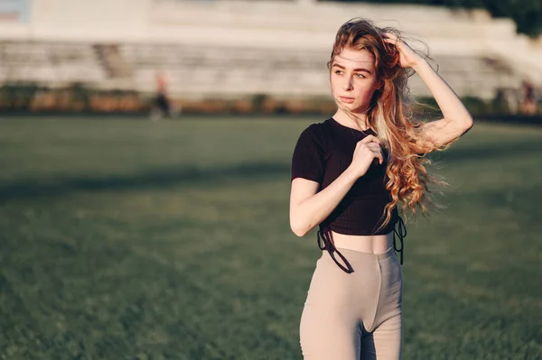 Jovem Black Top Endireita Cabelo Vento Fundo Natural Menina Esportiva — Fotografia de Stock