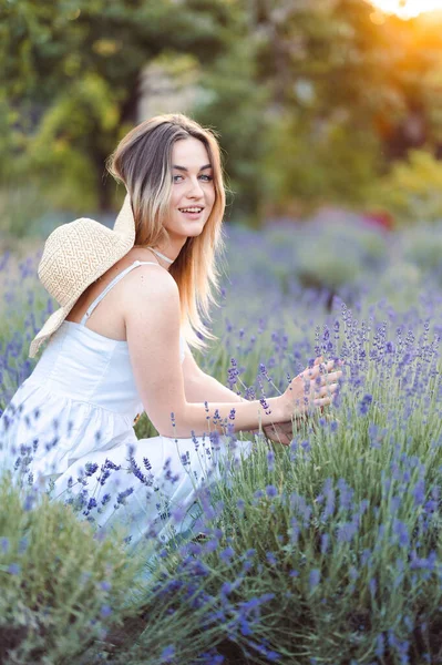 Mulher Bonita Vestido Branco Chapéu Por Trás Suas Costas Coleciona — Fotografia de Stock