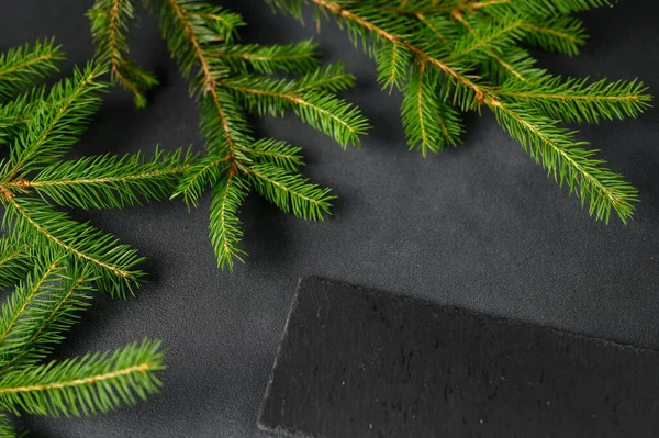 Egy Üres Pala Közelsége Egy Sötét Asztalon Konyhai Eszközök Karácsonyi — Stock Fotó