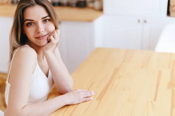 Young Woman Sitting Wooden Table Front White Cozy Kitchen Girl — Fotografia de Stock