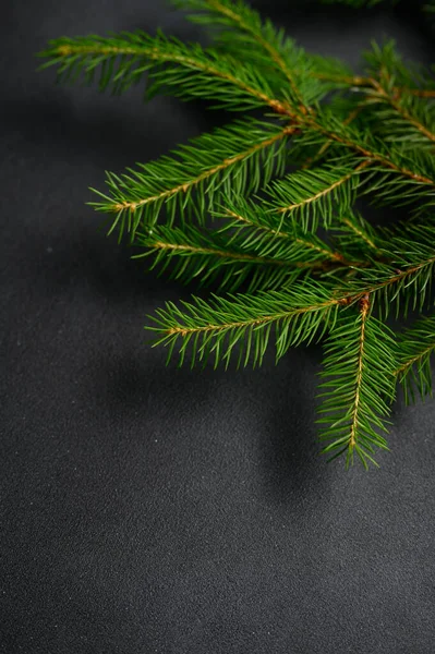 Függőleges Fotó Vibráns Telített Színes Zöld Karácsonyfa Közelkép Fekete Asztalon — Stock Fotó