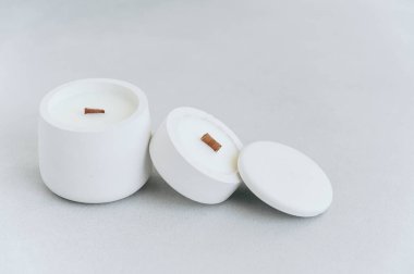 Model boş beyaz mum plaster kavanozda. Gri Arkaplanda Lid ile iki mum
