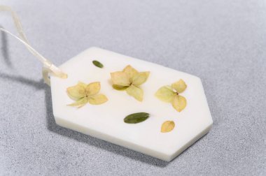 Kurumuş Sarı Escholcia Çiçekleriyle Florentine Sachet. Yan Görünüm Yakın Çekim El Yapımı. Yan Işık.