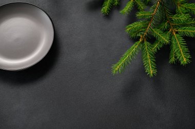 Noel Ağacı ve Boş Gri Tabak ile Noel kartı. Karanlık Arkaplan 'da Noel Dekorasyonu. Tam üstte. Boşluğu kopyala.