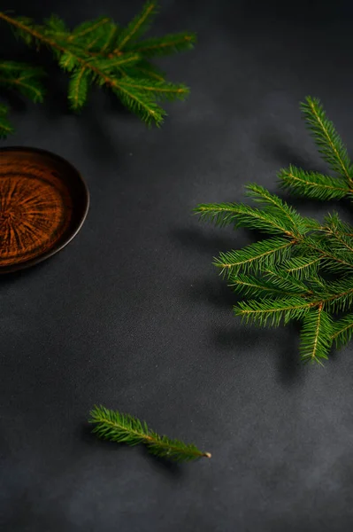 Tűlevelű Ágak Sötét Háttér Felülnézetben Üres Clay Old Plate Sarokban — Stock Fotó