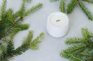 Düz Düzen. Plaster Pot 'ta Lid ile Balmumu Mumları Üst Görünümü. Firavun Dalları. Etiket 'e yer var. El yapımı mumlar.