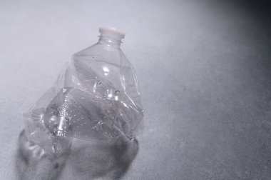 Kırışmış Plastik Şişe Işık Duvarı 'nda. Çöp geri dönüşümü, Plastik. Ekolojik sorun, küresel çevre. Üst Görünüm, Düz Yat.