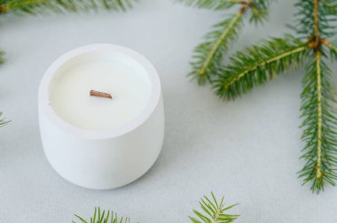 Yeşil Noel Ağacı Dalları ve Yuvarlak Beyaz Mum Üst Görünümü. Mum dikici Gri Arkaplan 'da yakın plan. Dikey Noel Modeli, Ekran Koruyucu