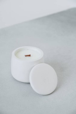 Alçılı Mumların Dikey Fotoğrafı, Lid ile Beton Şamdan. İç mekanda minimalizm dekoru. Gri-beyaz Arkaplan.