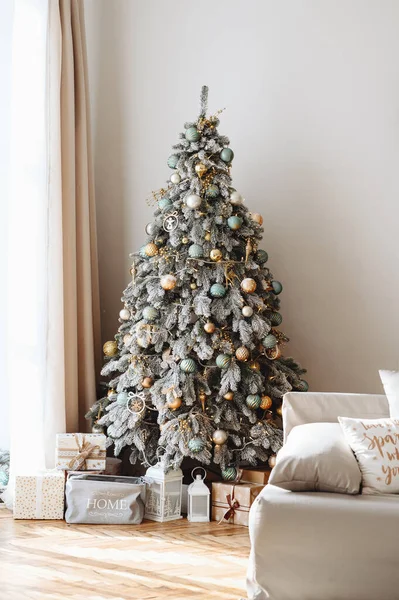 Christmas Snow Covered Tree Blue Gold Toys Artificial Christmas Tree — 图库照片