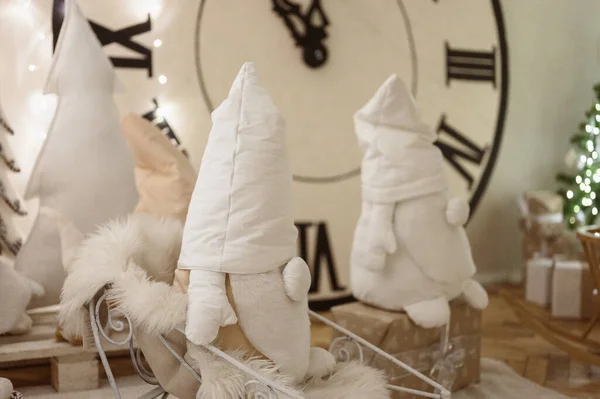 Gnomes Plush Handmade Sit White Sleigh Backdrop Large Clock Christmas — Stok fotoğraf