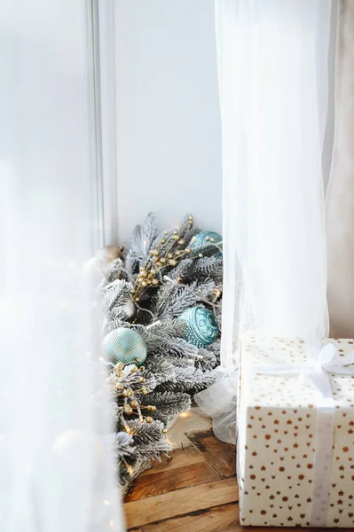Sněhem Pokrytý Vánoční Stromek Modrými Kuličkami Okně Bílé Záclony Novoroční — Stock fotografie