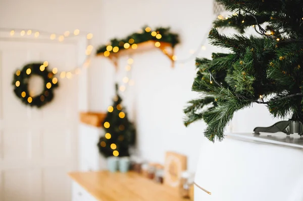 Versier Keuken Met Slinger Kerstboom Witte Keuken Ingericht Voor Kerstmis — Stockfoto