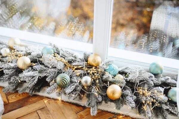 Kerstcompositie Met Sneeuw Bedekte Kerstboomgaard Met Blauw Goud Bauble Toys — Stockfoto