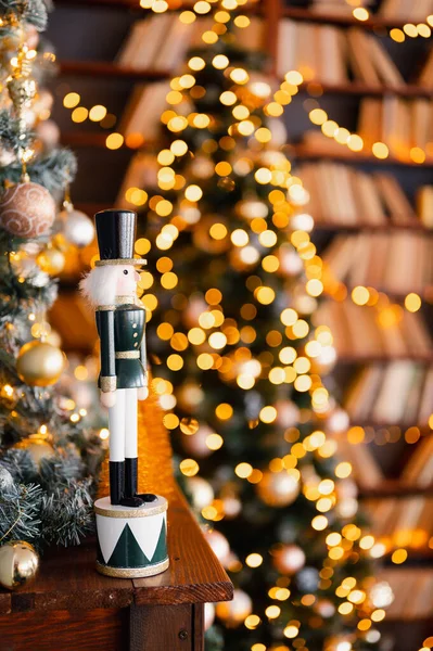 Vertikální Fotografie Ruční Louskáček Figurína Osvětleným Zdobené Vánoční Strom Pozadí — Stock fotografie