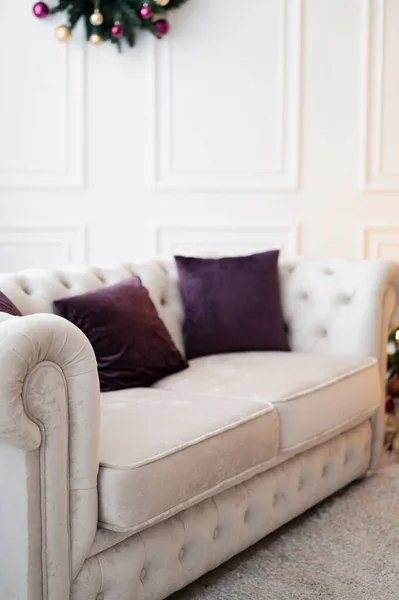 White Chesterfield Sofa Purple Cushions Classic White Interior Christmas Interior — Stock fotografie