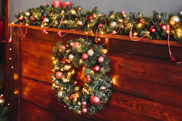 Vánoční Věnec Visí Zblízka Dřevěném Krbu Červeno Zlatý Nový Rok — Stock fotografie