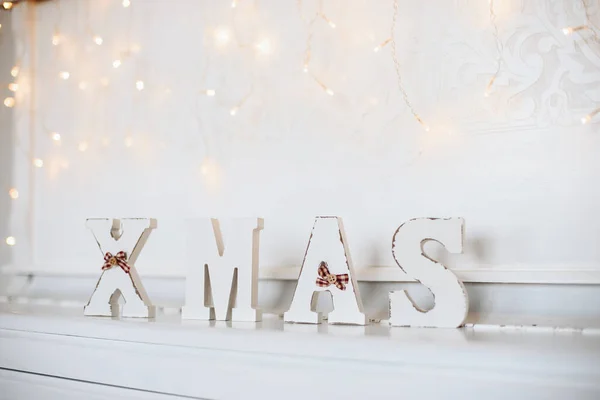 Starožitné Dřevěné Slovo Vánoce Stojí Bílém Klavíru Vánoční Ozdoby Rustikálním — Stock fotografie
