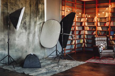 Fotoğraf stüdyosunda stok fotoğraf ekipmanı. Studio Light için çeşitli eklentiler. Kumaş fotofon. İç Stüdyo.