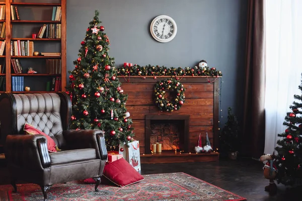 Uroczyste Wnętrze Dekorowaną Choinką Kominkiem Choinka Czerwonymi Prezentami Christmas Tle — Zdjęcie stockowe