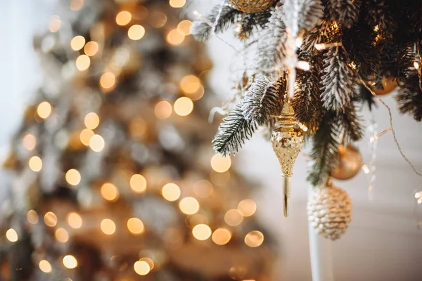 Kerstboom Tak Met Sneeuw Voorgrond Met Kerstboom Toy Icicle Cone — Stockfoto