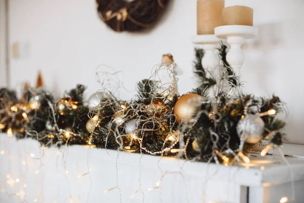 Decoreer Christmas Decor Closeup Met Kerstspeelgoed Engel Kaarsen Sfeer Van — Stockfoto